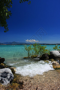 暑去凉来暑暑假 旅行目的地 假期 温水 蓝天 湖 夏天 加尔达湖背景