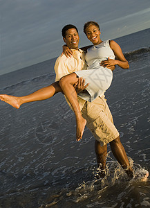 海滩的男持家女人背景图片