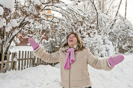 冬季妇女 围巾 霜 快乐 寒冷的 自然 滚雪球 美丽的 冻结背景图片