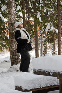 森林中的妇女 季节 滚雪球 下雪 十二月 一月背景图片