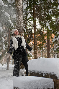 森林中的妇女 滚雪球 围巾 霜 寒冷的 季节 假期背景图片