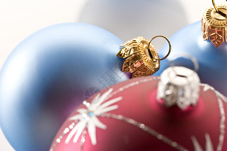 圣诞节舞会 假期 红色的 蓝色的 球 华丽的 新年 装饰品背景图片