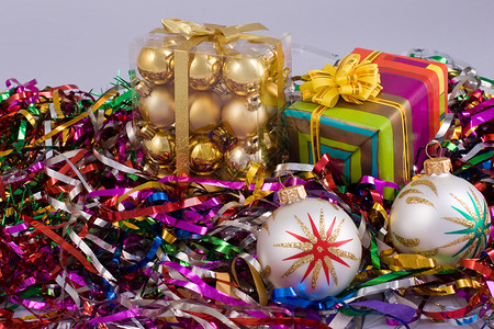 圣诞球 礼物 闪亮的 盒子 照明 新年 庆典 发光的背景图片