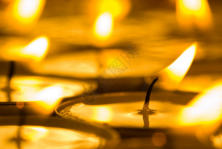 金色温暖蜡烛 庆祝 燃烧 希望 烧伤 念日 场景 热的图片