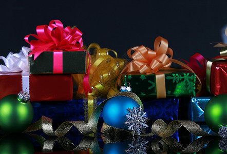 圣诞礼物和装饰品 圣诞节 黄色的 雪花 漂亮的 假期 鞠躬背景图片