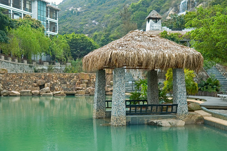 盖有毛巾屋顶的洞穴 蓝色的 安静 游泳池 度假村 亭 市郊图片