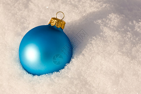 圣诞节装饰 反光的 球 庆典 假期 雪背景图片
