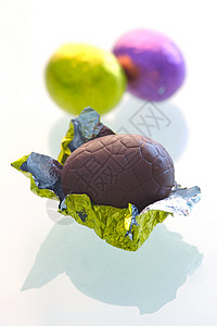 复活鸡蛋 白色的 篮子 棒棒糖 巧克力 喜庆的 宗教背景图片
