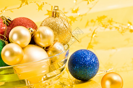 圣诞节装饰 金的 新年 蓝色的 碗 球 黄色的背景图片