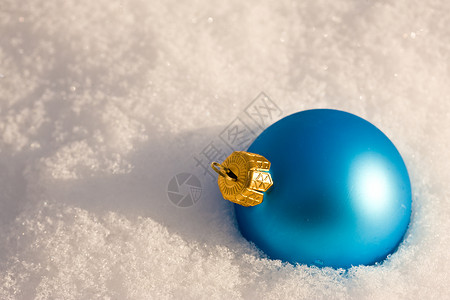 圣诞节装饰 新年 反光的 蓝色的 球 雪 假期背景图片