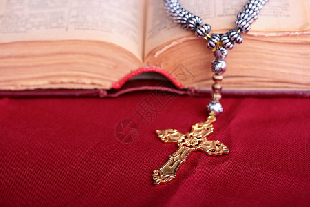 与链交叉 宗教 基督教 祷告 祈祷 书 珠子 仪式背景图片