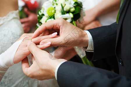 结婚戒指 手指 夫妻 男人 情人节 套装 婚姻 快乐的图片