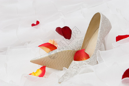 婚礼鞋和玫瑰花瓣 薄纱 时尚 纯真 漂亮的 美丽 干净的背景图片