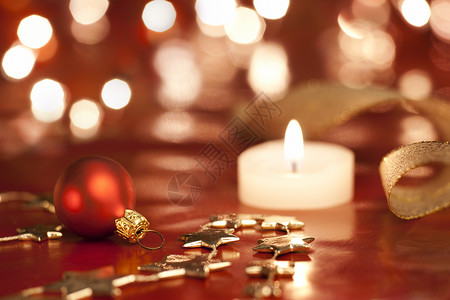 圣诞装饰 闪亮的 红色的 辉光 蜡烛 球 假期 茶色背景图片