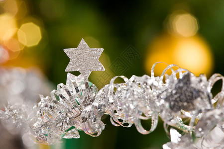 圣诞节装饰 反光的 星星 新年 装饰品 花环 假期背景图片