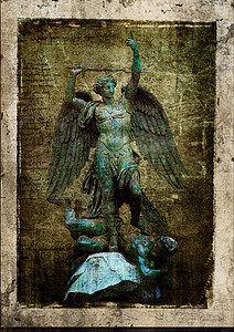 一位高举刀剑在头上的天使雕像高清图片