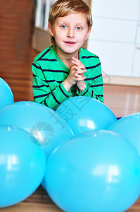 蓝气球男孩背景图片
