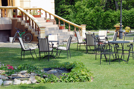 家庭后院 桌子 休息 建筑 环境 塞尔维亚 放松高清图片