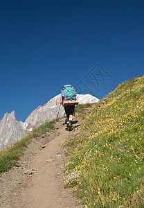 徒行旅行 首脑 山脉 顶峰 夏天 远足 雪 背包客背景图片