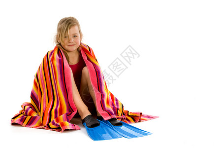 女孩拿着毛巾和脚掌坐着图片