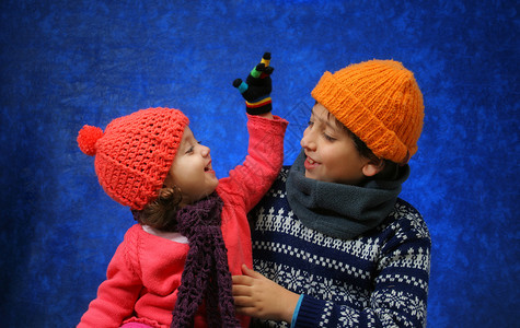 哥哥姐姐在冬天玩得开心 乐趣 冰 冻结 手套高清图片