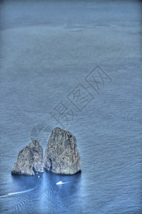 从海中升起的岩石背景图片