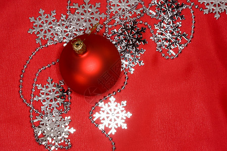 圣诞节装饰 球 庆典 雪花 红色的背景图片