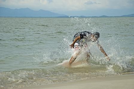 海浪中的皮肤板 活动 旅行 运动 滑行 男生 皮板 有风险背景图片