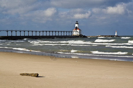 密歇根市灯塔 反射 湖 海浪 海滩高清图片