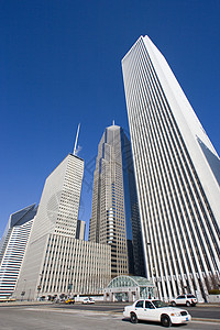 芝加哥市中心的白出租车高清图片