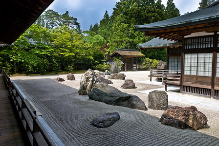 在日本小屋的一个传统的佛教岩石园区高清图片