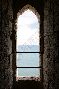 透过城堡窗外的海面图片
