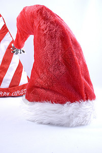 圣诞老人帽子 覆盖 红色的背景图片