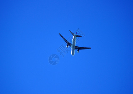 飞机和蓝天空 运输 航班 金属的 气氛 假期背景图片
