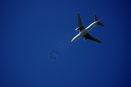 飞机和蓝天空 机器 速度 旅行 金属的 大气的背景图片