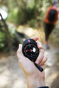 徒行旅行 欧洲 远足 关注前景 远足者 女性 导航背景图片