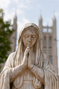 在古老的教会面前祈祷 玛丽雕像背景图片