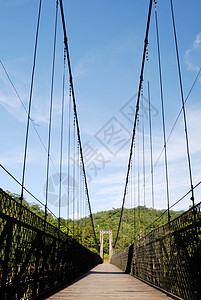 悬浮森林桥蓝色天空的旧悬浮桥背景