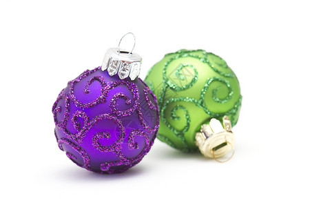 圣诞节球 十二月 绿色的 蓝色的 紫色 冬天 白色的背景图片