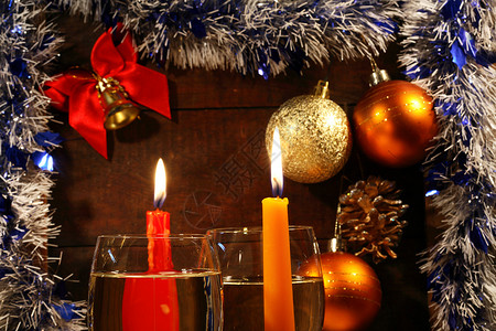 圣诞香槟 香槟酒 丝带 圣诞彩灯 球 优雅 红酒杯背景图片