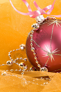 圣诞节装饰 装饰品 紫色的 新年 球 黄色的背景图片