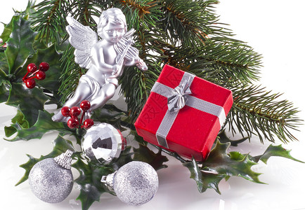 圣诞装饰 珠宝 冬青 白色的 展示 红色的背景图片