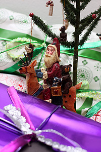 紫色小装饰圣诞树 丝带 圣诞彩灯 紫色的 驯鹿 圣诞节 雪花 小玩意儿背景