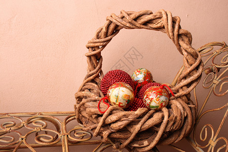 圣诞篮子 红色的 木制的 墙 棕色的 喜庆的 球背景图片
