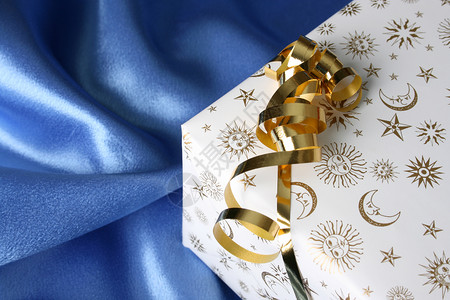 圣诞礼品 紫色的 金子 假期 白色的 织物 丝带 喜庆的背景图片