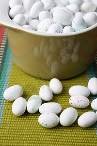 复活鸡蛋 陶器 餐垫 可口 绿色的 有斑点的 款待背景图片