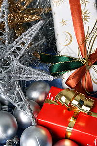 圣诞礼品 金子 季节性的 庆典 球 礼物 盒子 白色的背景图片