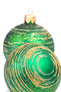 两个绿色的圣诞球 玻璃 圣诞节 玩具 金的 假期背景图片