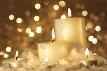 湿雪中点亮了蜡烛 喜庆的 微光 装饰品 季节背景图片
