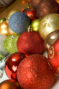 充满丰富多彩的圣诞节球的背景背景图片